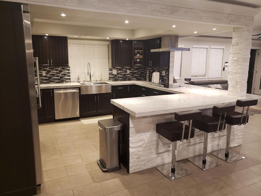 Luxury Villa, With Bonus Pool House, Private Pool, Hot Tub, Rock Water Fall And Slide, Putting Green, Basketball, Shuffle Board, Play Gym, Privately Gated On Circular Driveway. Las Vegas Esterno foto