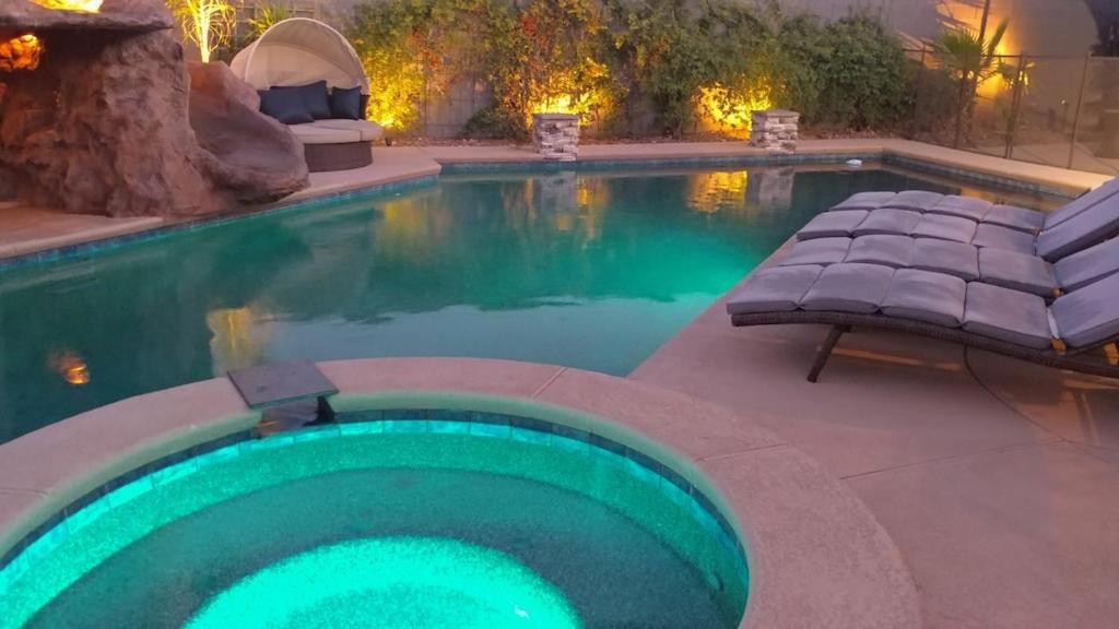 Luxury Villa, With Bonus Pool House, Private Pool, Hot Tub, Rock Water Fall And Slide, Putting Green, Basketball, Shuffle Board, Play Gym, Privately Gated On Circular Driveway. Las Vegas Esterno foto