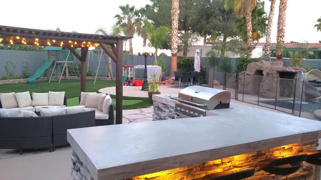 Luxury Villa, With Bonus Pool House, Private Pool, Hot Tub, Rock Water Fall And Slide, Putting Green, Basketball, Shuffle Board, Play Gym, Privately Gated On Circular Driveway. Las Vegas Esterno foto