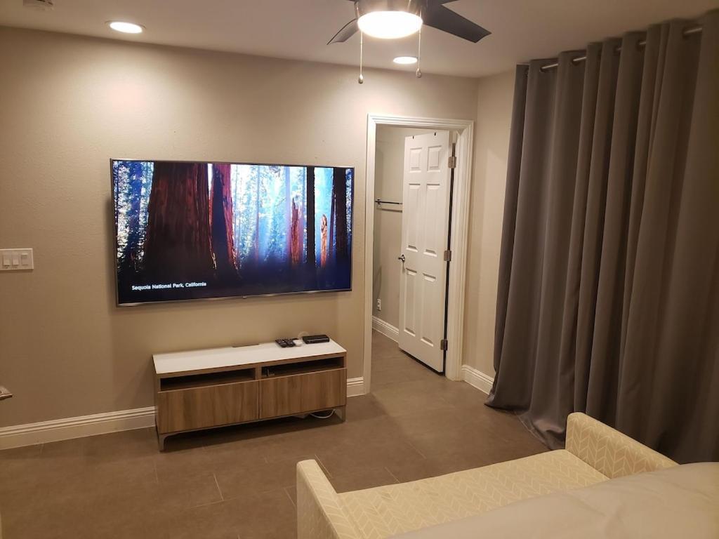 Luxury Villa, With Bonus Pool House, Private Pool, Hot Tub, Rock Water Fall And Slide, Putting Green, Basketball, Shuffle Board, Play Gym, Privately Gated On Circular Driveway. Las Vegas Esterno foto