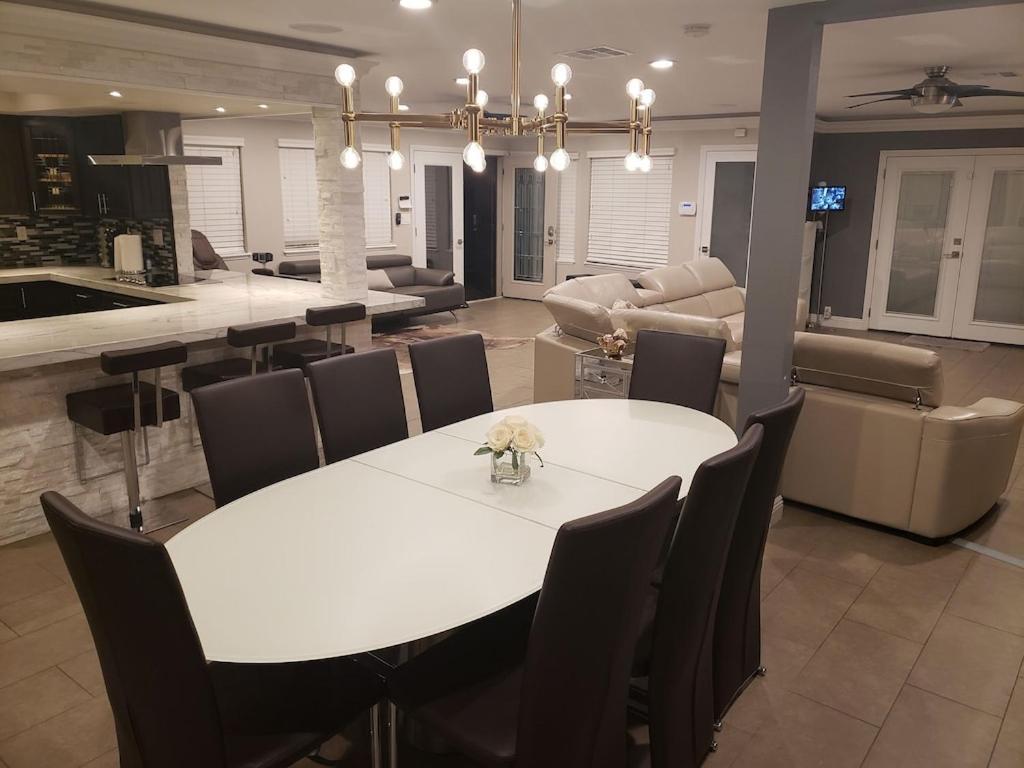 Luxury Villa, With Bonus Pool House, Private Pool, Hot Tub, Rock Water Fall And Slide, Putting Green, Basketball, Shuffle Board, Play Gym, Privately Gated On Circular Driveway. Las Vegas Esterno foto