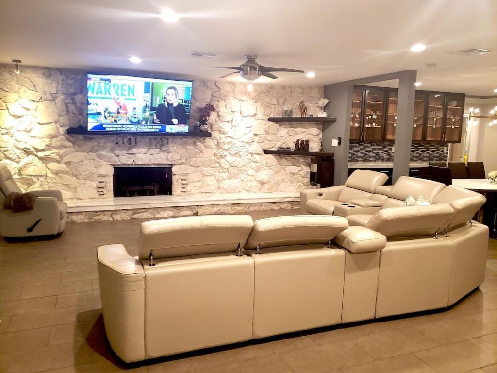 Luxury Villa, With Bonus Pool House, Private Pool, Hot Tub, Rock Water Fall And Slide, Putting Green, Basketball, Shuffle Board, Play Gym, Privately Gated On Circular Driveway. Las Vegas Esterno foto