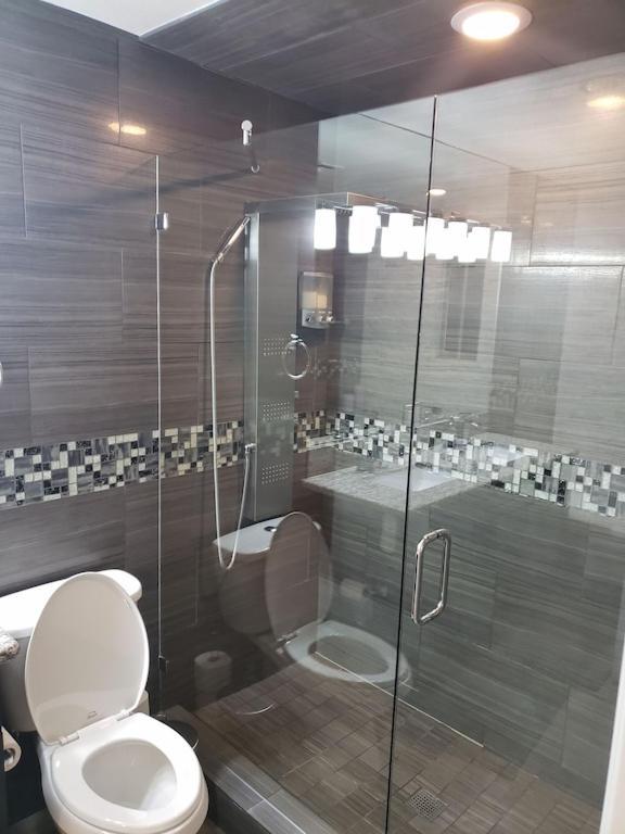Luxury Villa, With Bonus Pool House, Private Pool, Hot Tub, Rock Water Fall And Slide, Putting Green, Basketball, Shuffle Board, Play Gym, Privately Gated On Circular Driveway. Las Vegas Esterno foto