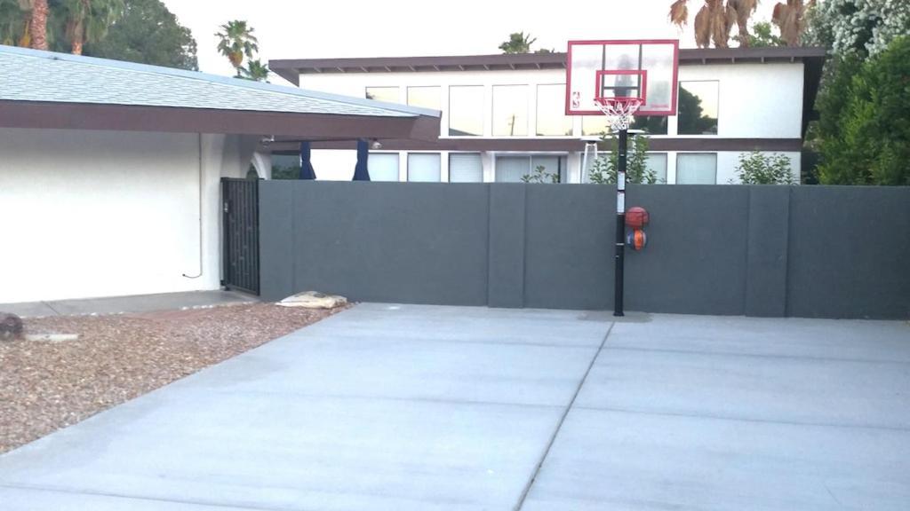 Luxury Villa, With Bonus Pool House, Private Pool, Hot Tub, Rock Water Fall And Slide, Putting Green, Basketball, Shuffle Board, Play Gym, Privately Gated On Circular Driveway. Las Vegas Esterno foto