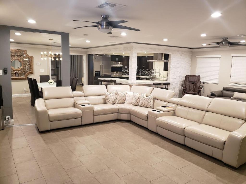 Luxury Villa, With Bonus Pool House, Private Pool, Hot Tub, Rock Water Fall And Slide, Putting Green, Basketball, Shuffle Board, Play Gym, Privately Gated On Circular Driveway. Las Vegas Esterno foto