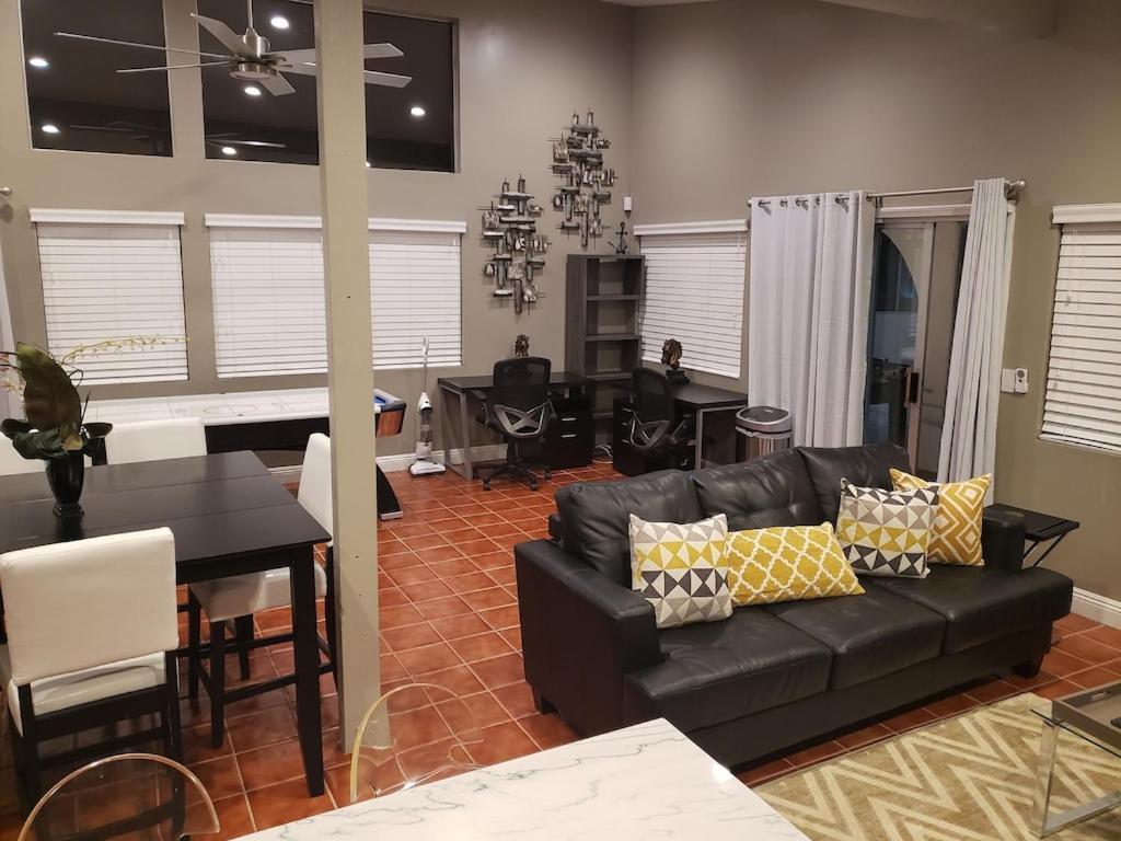 Luxury Villa, With Bonus Pool House, Private Pool, Hot Tub, Rock Water Fall And Slide, Putting Green, Basketball, Shuffle Board, Play Gym, Privately Gated On Circular Driveway. Las Vegas Esterno foto