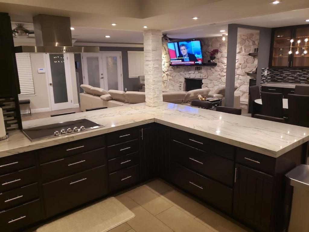 Luxury Villa, With Bonus Pool House, Private Pool, Hot Tub, Rock Water Fall And Slide, Putting Green, Basketball, Shuffle Board, Play Gym, Privately Gated On Circular Driveway. Las Vegas Esterno foto