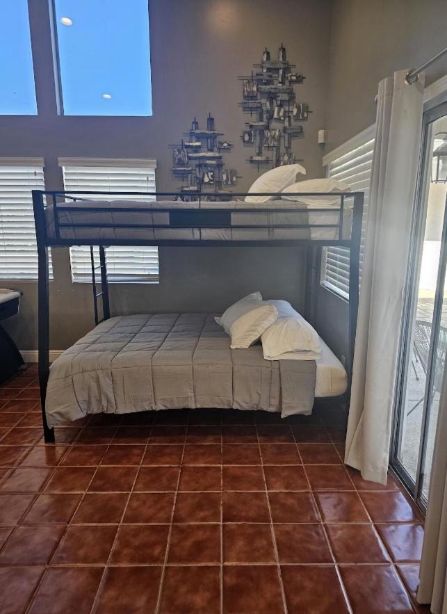 Luxury Villa, With Bonus Pool House, Private Pool, Hot Tub, Rock Water Fall And Slide, Putting Green, Basketball, Shuffle Board, Play Gym, Privately Gated On Circular Driveway. Las Vegas Esterno foto