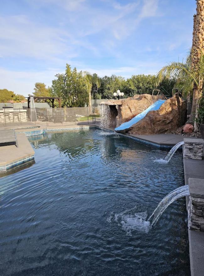 Luxury Villa, With Bonus Pool House, Private Pool, Hot Tub, Rock Water Fall And Slide, Putting Green, Basketball, Shuffle Board, Play Gym, Privately Gated On Circular Driveway. Las Vegas Esterno foto